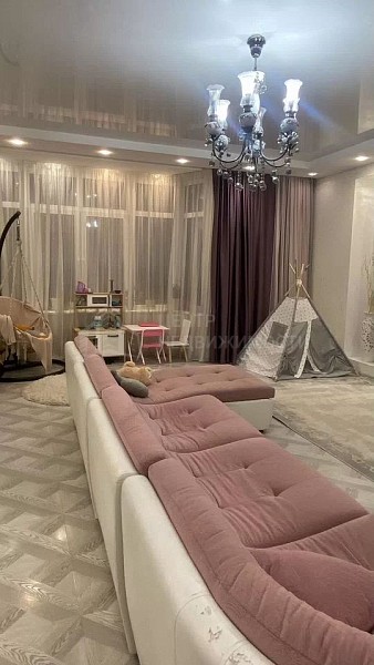 Дом с участком, 258 кв.м.