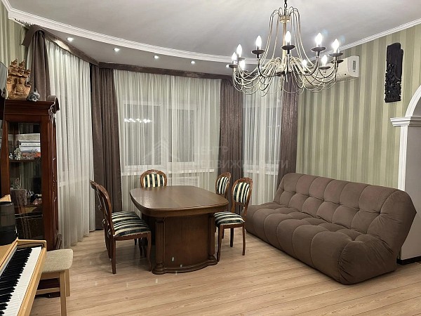 Дом с участком, 425 кв.м.