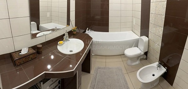 Дом с участком, 425 кв.м.