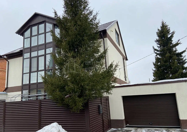 Дом с участком, 258 кв.м.